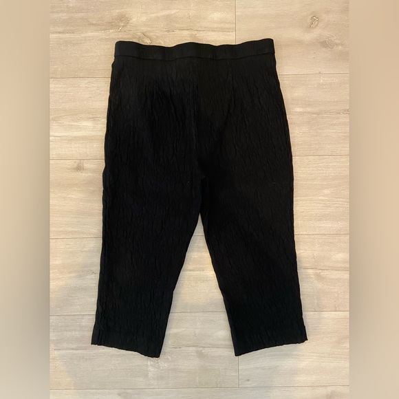 Laura Petites - Size 8 - Black capris with textured design - Picture 6 of 10